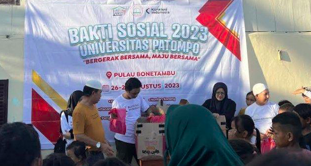 Universitas Patompo Ajak Warga Pulau Bonetambu Bersih-bersih Pantai Sambil Main Games